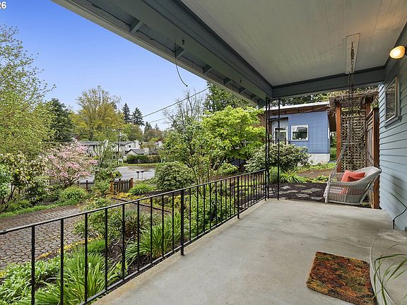 3rd image of 2830 SW Multnomah Blvd