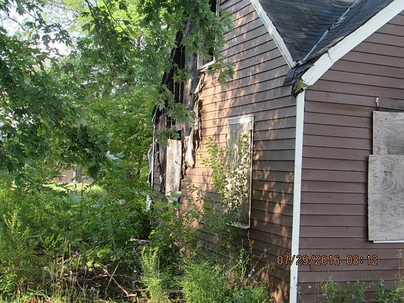 2nd image of 924 E 15th St
