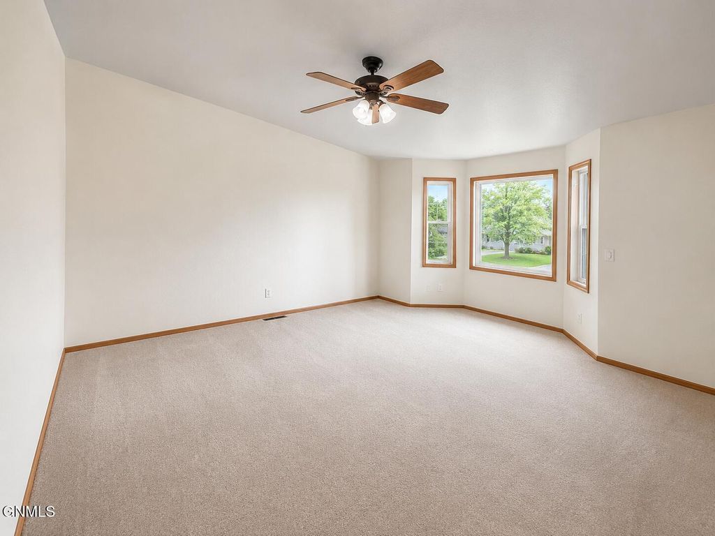 Apartment in Lincoln, Burleigh - View 3