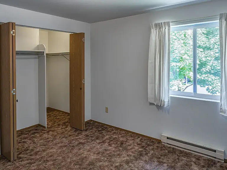 402 S 5th St E — Photo 11