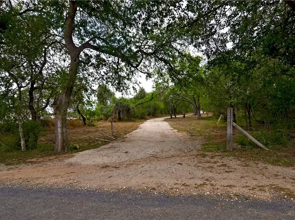 101 Alfredo Ln, Floresville, TX 78114