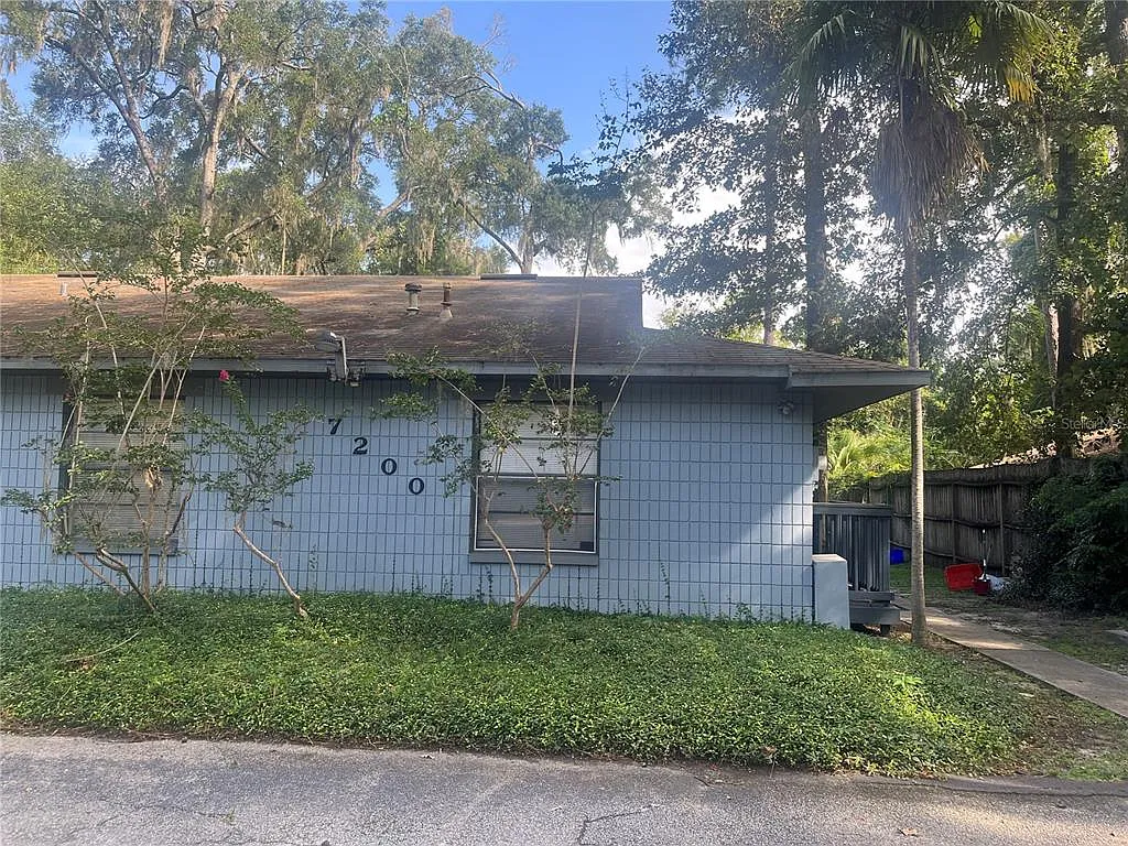 7200 SW 42nd Pl — Photo 1