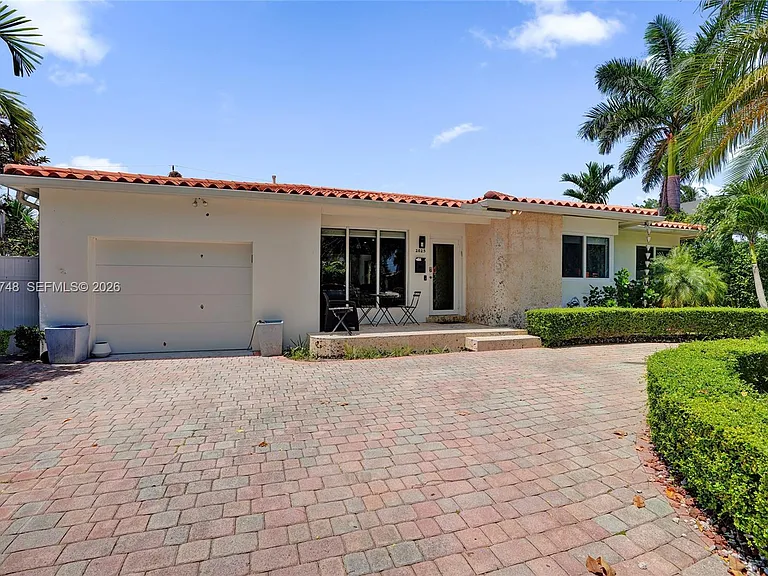 2025 Alamanda Dr — Photo 3