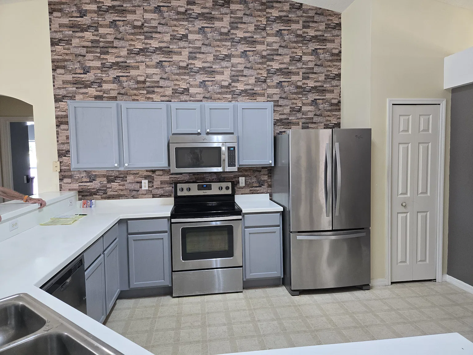 4 bed, 2100 sqft, $2,700 — Photo 3