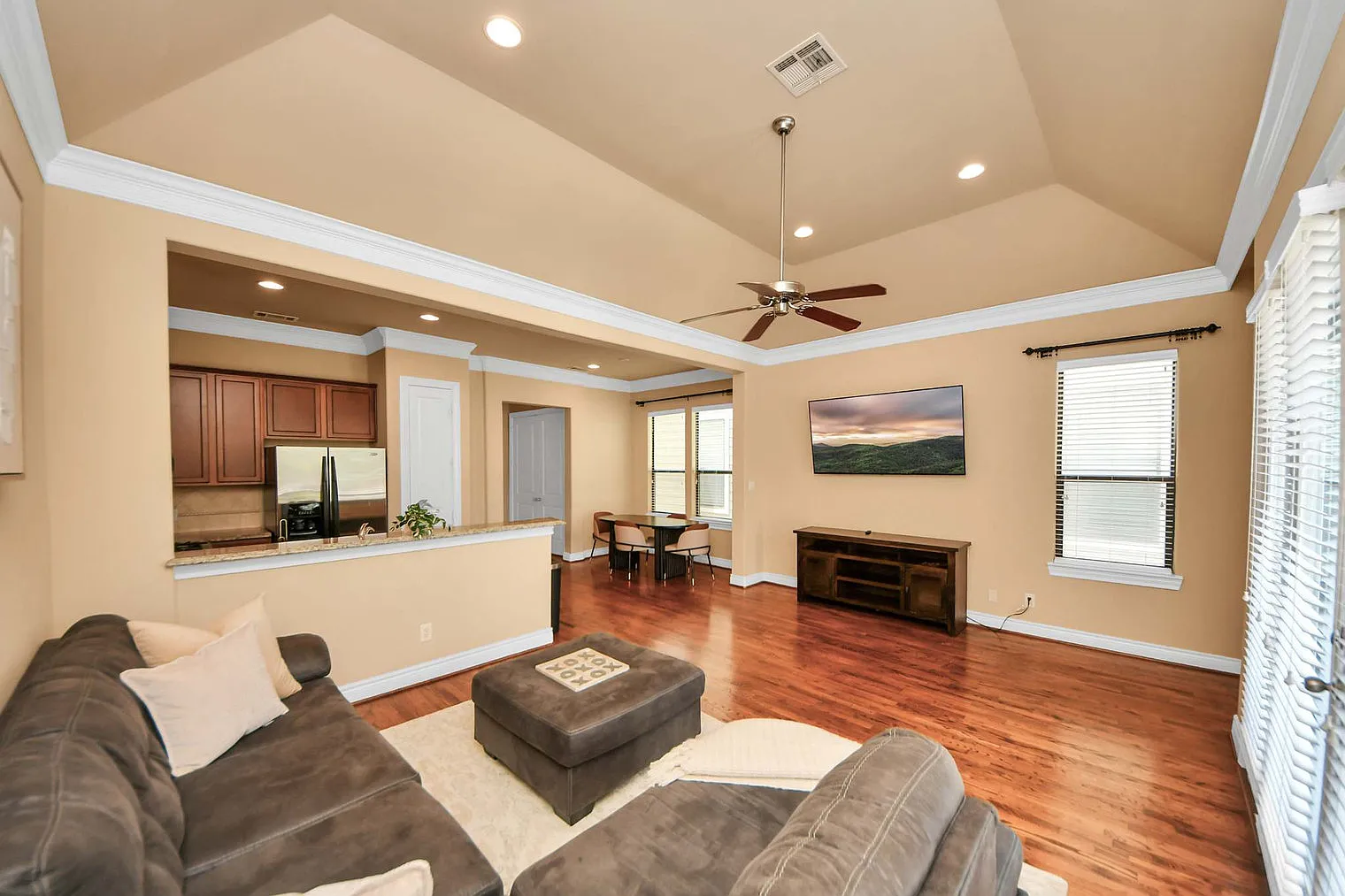 3 bed, 3.0 bath, 2389 sqft, $3,419 — Photo 4