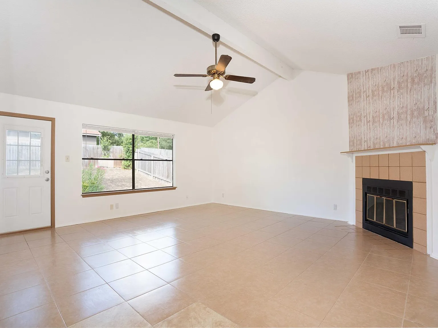 3 bed, 2.0 bath, 1419 sqft, $1,995 — Photo 2