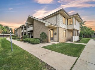 1621 S Carriage Ln, New Berlin, WI 53151