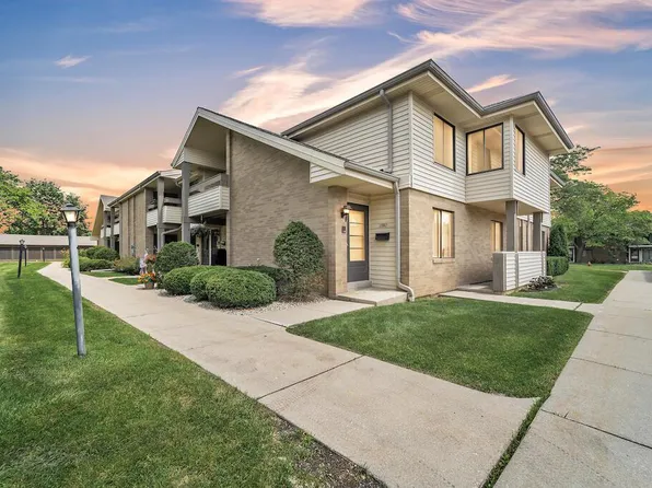 1621 South Carriage LANE, New Berlin, WI 53151