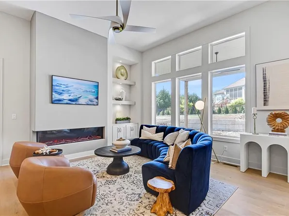 22085 W 93rd Ter, Lenexa, KS 66220