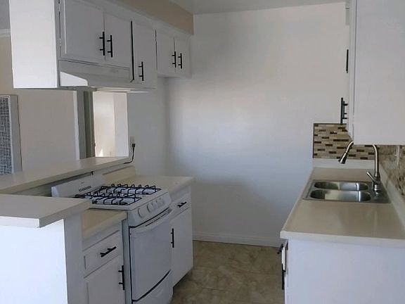 2nd image of 1004 E Rosecrans Ave APT H
