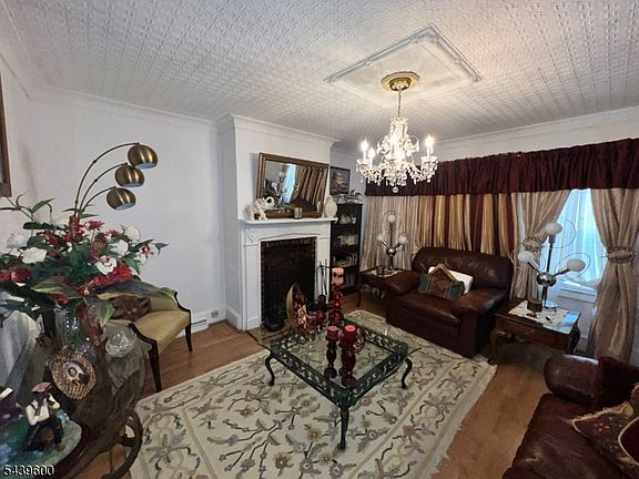 4th image of 393 Glenwood Ave