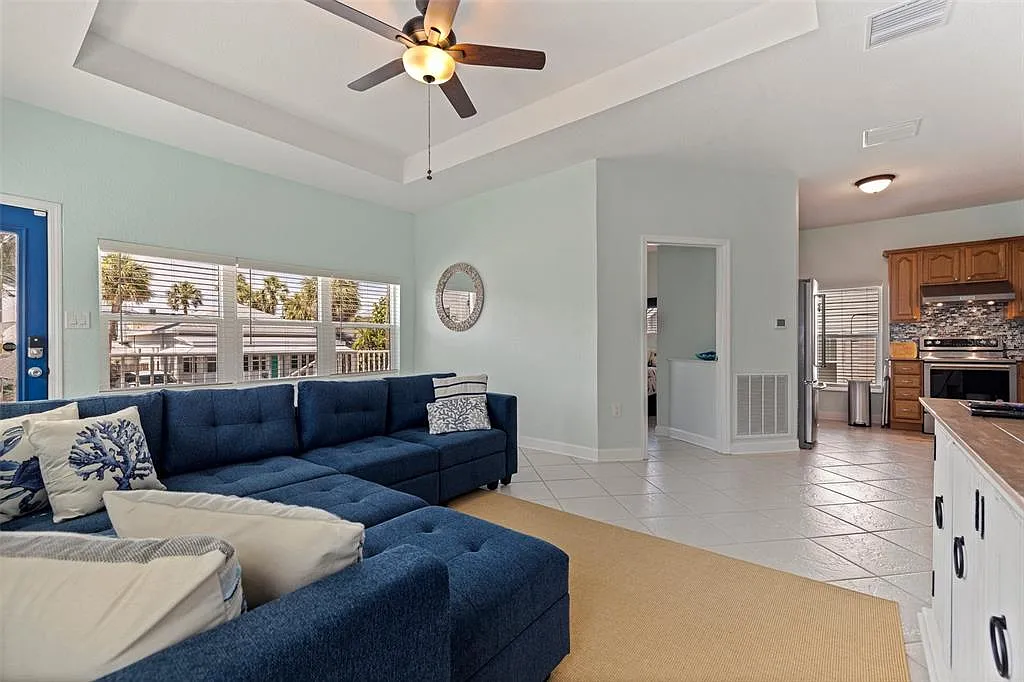 3 bed, 3.0 bath, 1599 sqft, $9,000 — Photo 4