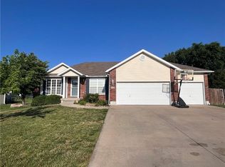 802 Shiloh Dr, Raymore, MO 64083