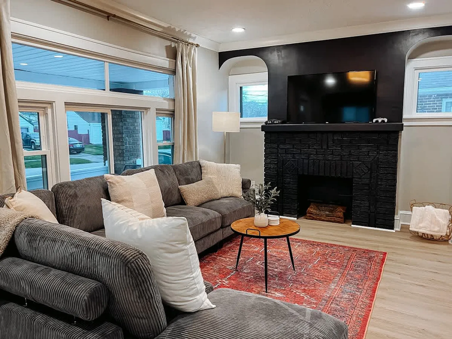4 bed, 2.0 bath, 1689 sqft, $4,041 — Photo 2