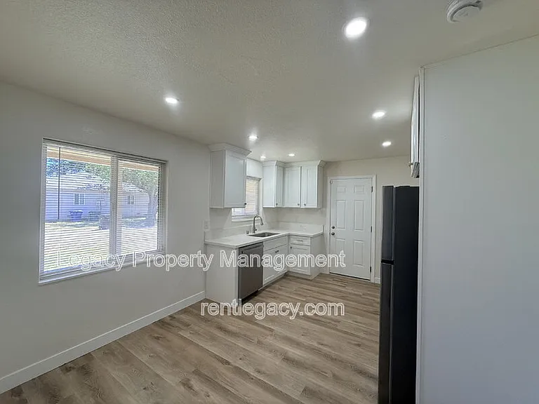 3805 32nd Ave — Photo 9