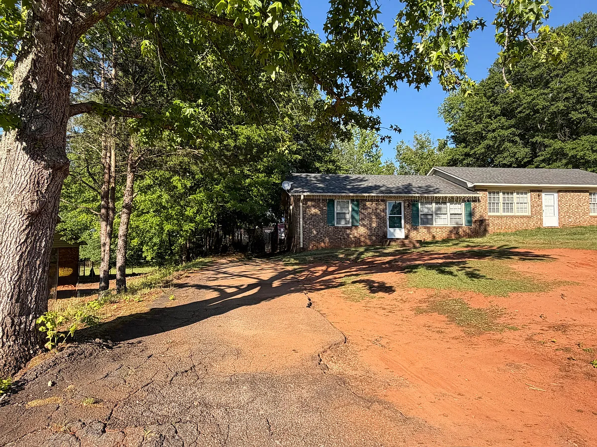 Photo 2 of 2 - 14 Wedgefield Dr #A - Boiling Springs, SC Building Photo - 14 Wedgefield Dr #A