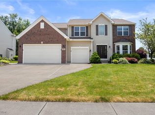 38011 Woodsledge Dr, North Ridgeville, OH 44039