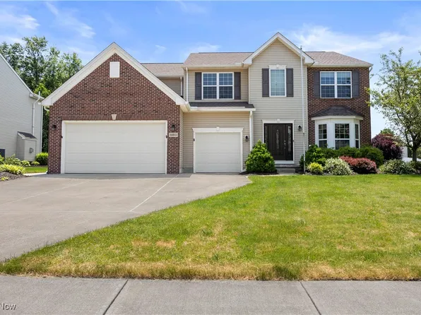 38011 Woodsledge Dr, North Ridgeville, OH 44039