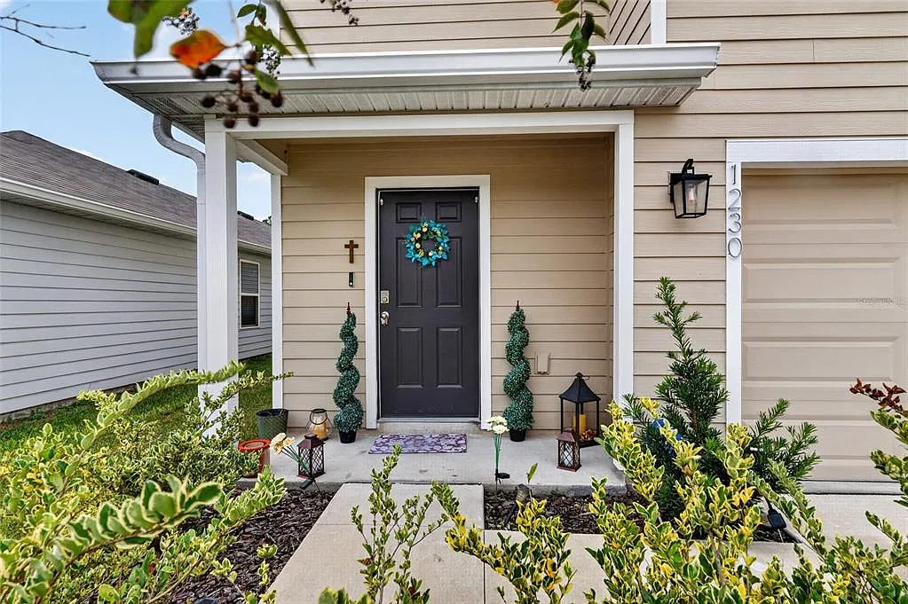 5 bed, 3.0 bath, 2342 sqft, $2,650 — Photo 2