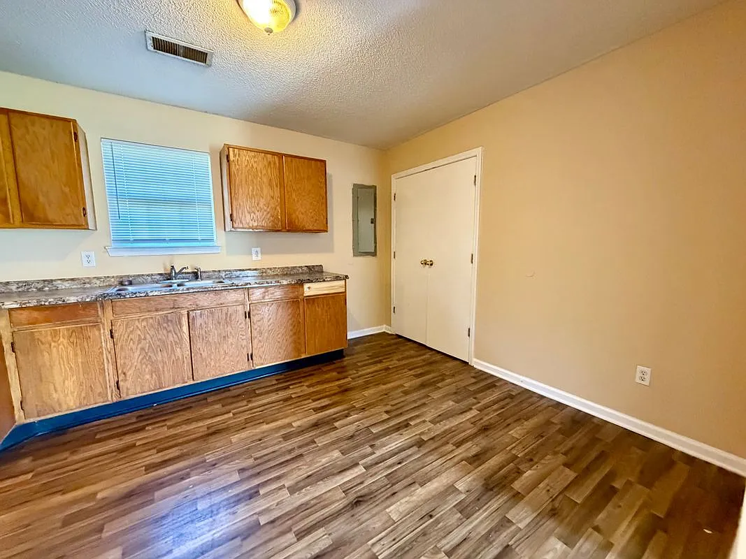 2 bed, 1.0 bath, 798 sqft, $950 — Photo 4