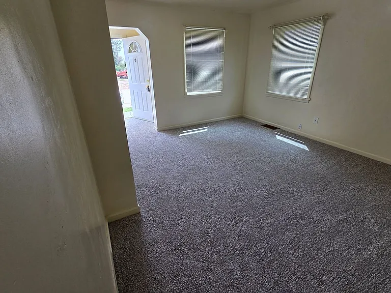 103 E Center St — Photo 9