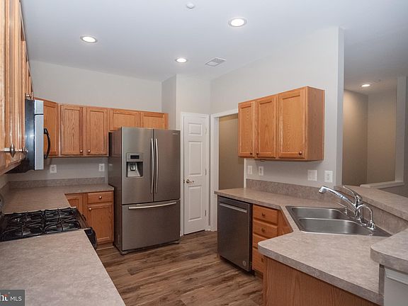5th image of 9 Waverly Ct