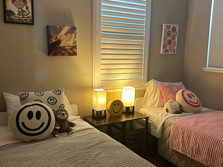 Top level 3rd bedroom with 2 twin beds