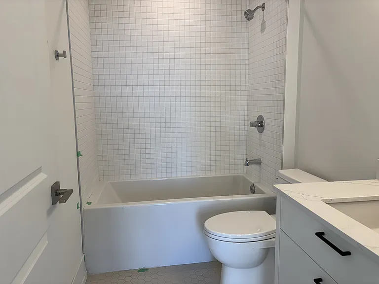206 King St W #907 — Photo 10