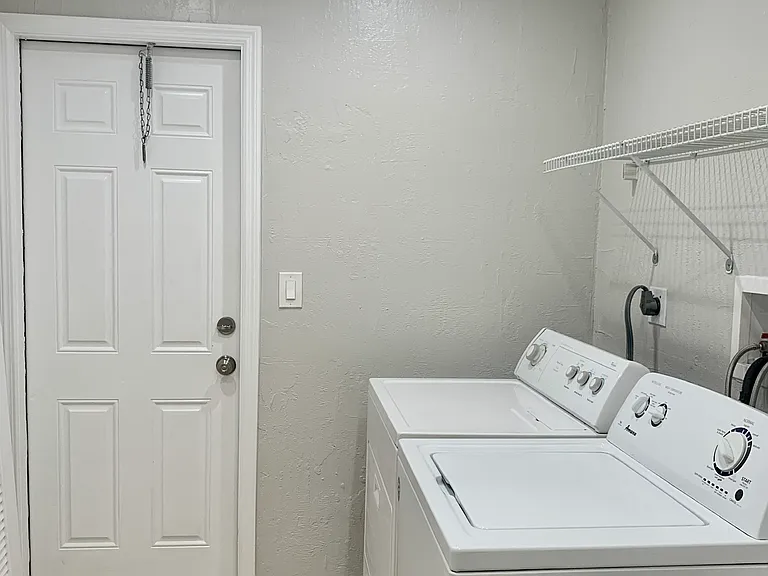1492 Holly Heights Dr — Photo 23