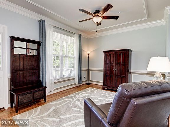 Living Room with 9' Ceilings and Custom Molding