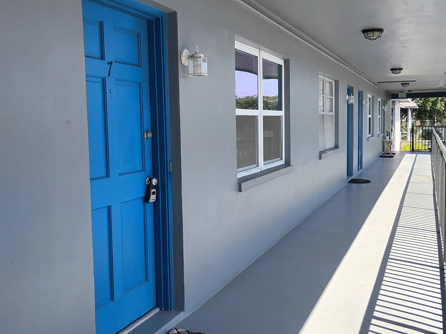 1 bed, 1.0 bath, 725 sqft, $1,225 — Photo 2
