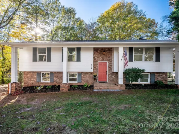 1185 10th Street Place Cir NW, Hickory, NC 28601