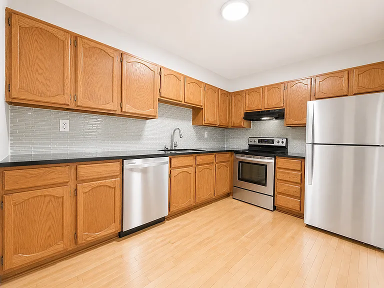 Emerson Manor Flats — Photo 22