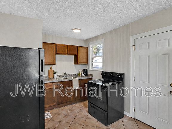 4th image of 1385 Ingleside Ave