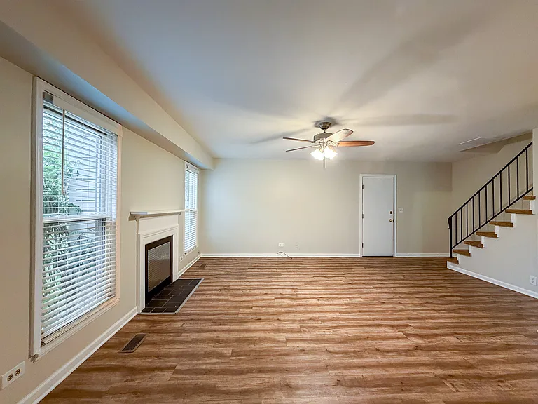 2436 Devonshire Ct — Photo 4