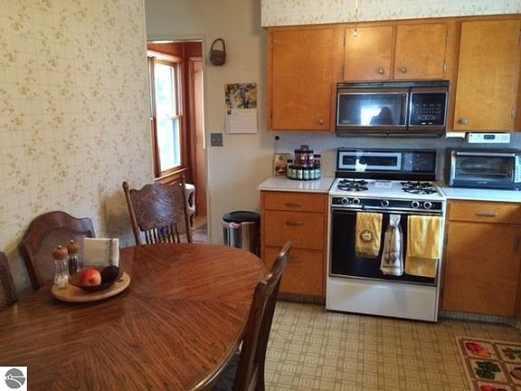 3rd image of 928 Avenue E E