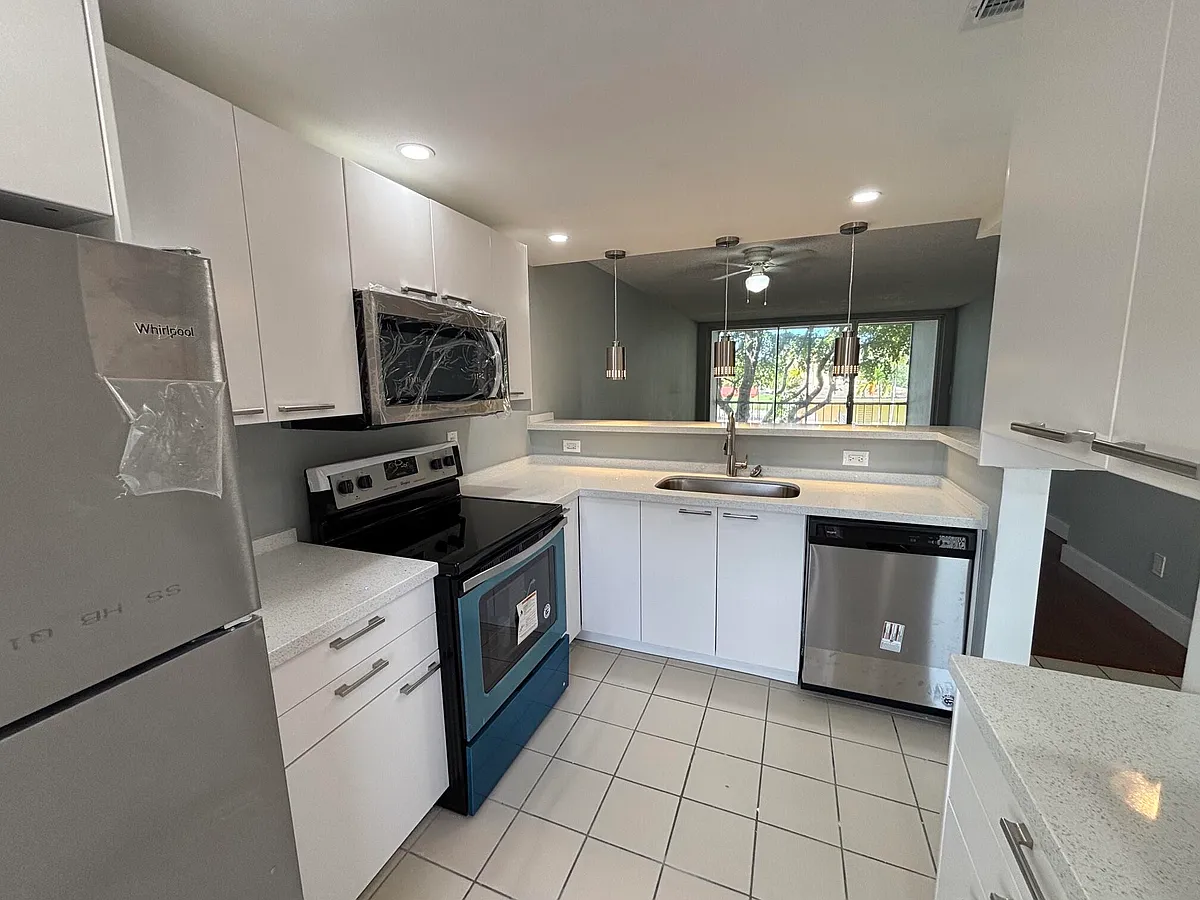 Building Photo - 6051 NW 61st Ave #103