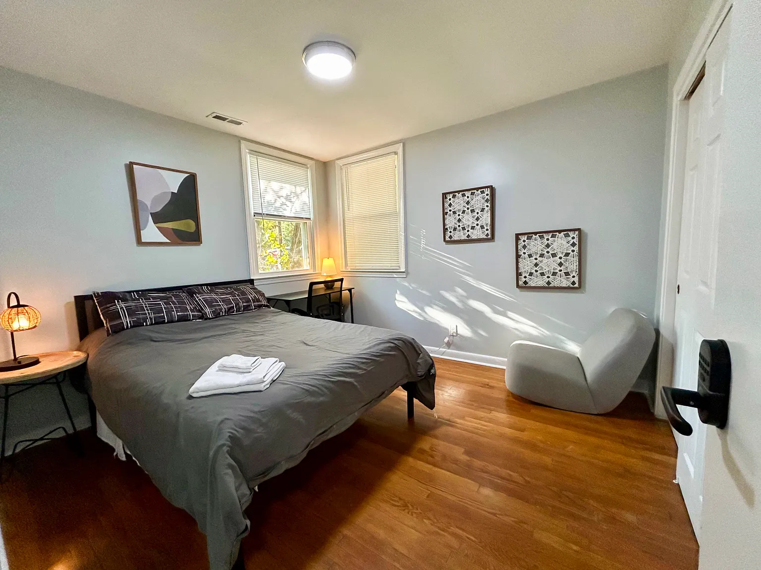 3 bed, 1.0 bath, 786 sqft, $901 — Photo 2
