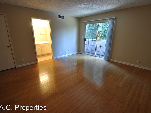 3rd image of 11045 La Maida St APT 201