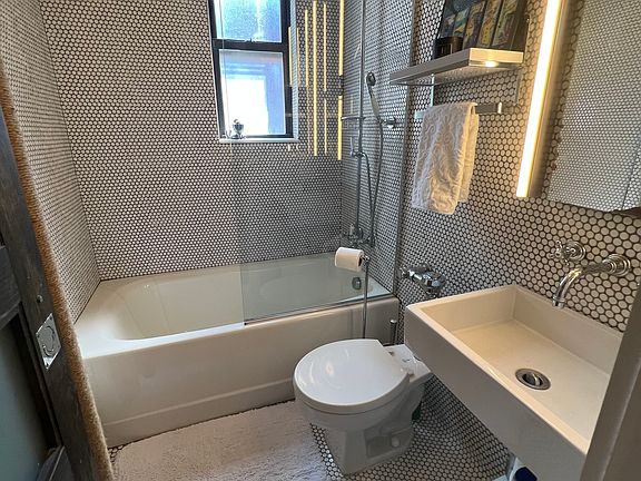 5th image of 96 Perry St APT B10