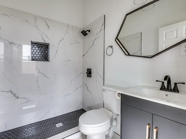 610 W 9th St #B — Photo 7