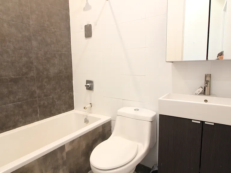 5923 Woodbine St #3R — Photo 6