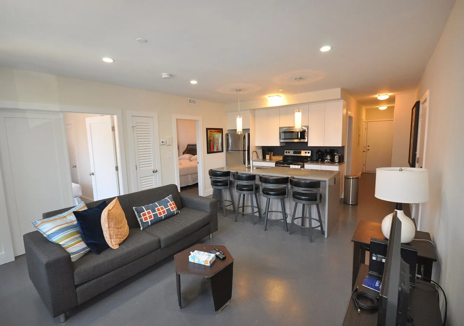 No Brokers Fee. Massive Unit in South End Central Heat/AC, In-Unit Washer and Dryer, Parking for ... — Photo 1