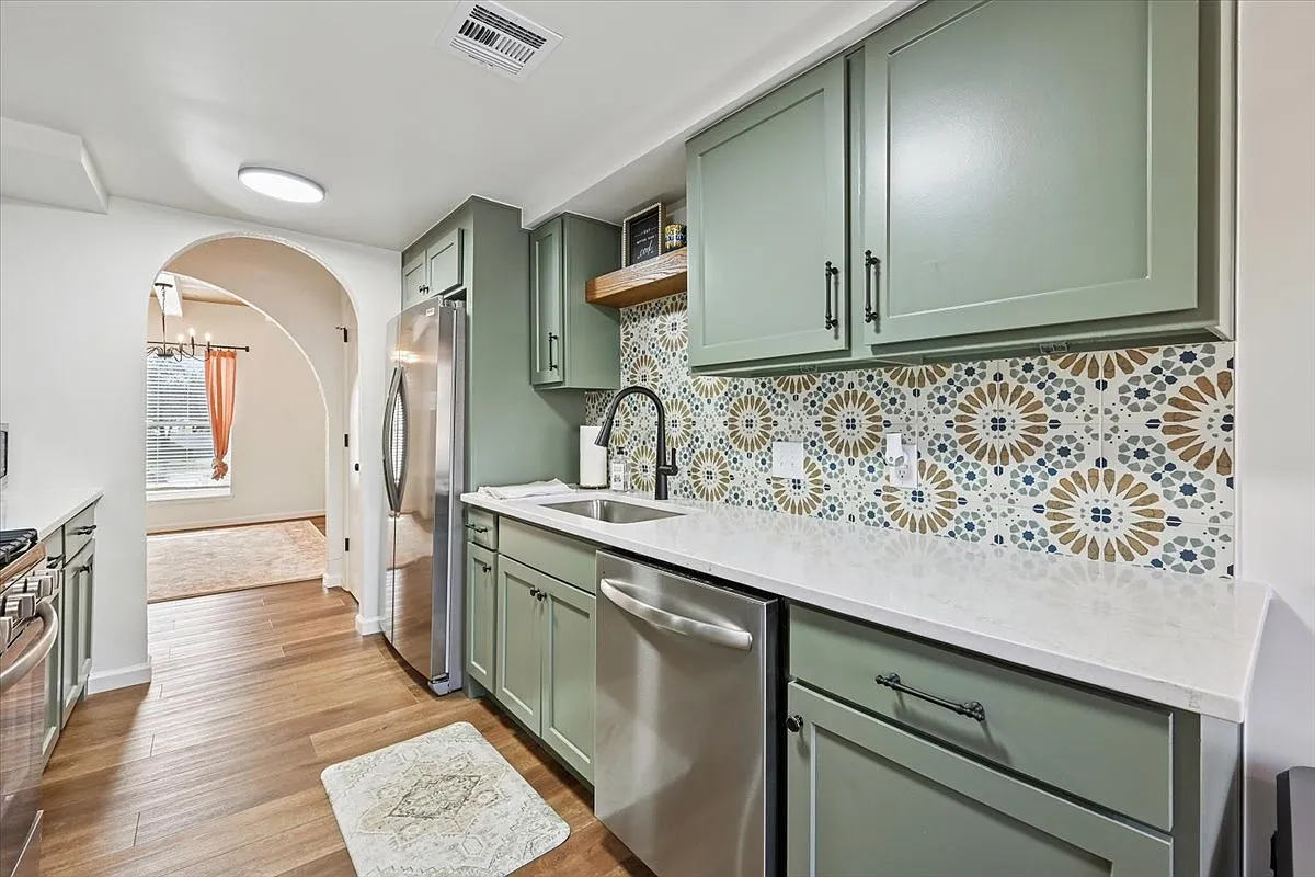 5 bed, 2931 sqft, $7,500 — Photo 2