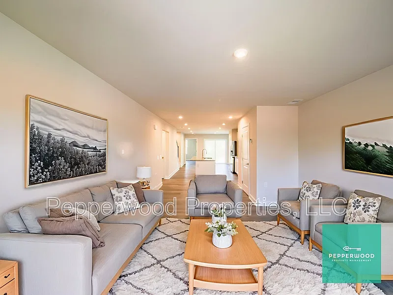 3 bed, 2.5 bath, 1674 sqft, $2,050 — Photo 2
