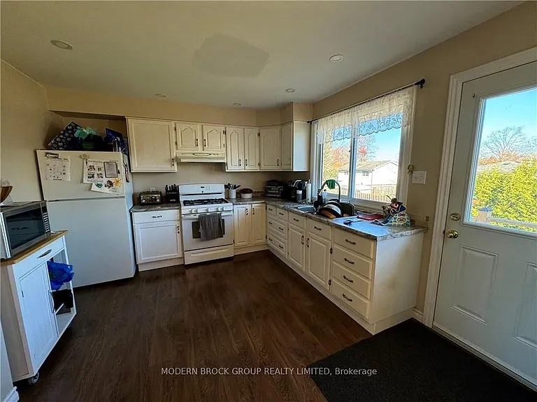 784 Comstock Cres — Photo 3
