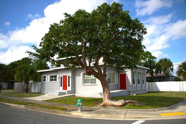 5 bed, 2572 sqft, $5,950 — Photo 3