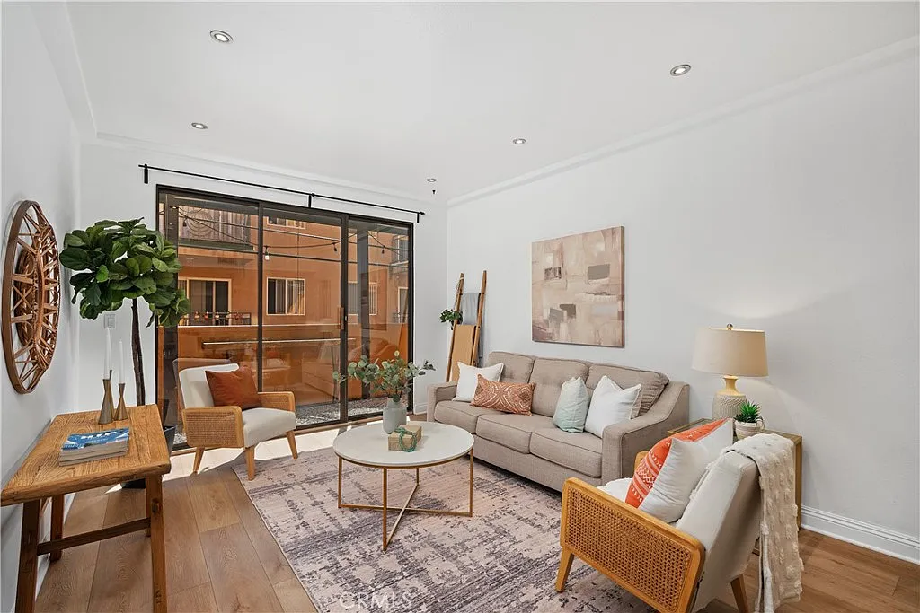 2 bed, 1010 sqft, $3,199 — Photo 4