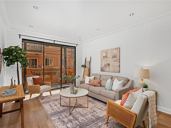 4th image of 828 N Hudson Ave APT 106