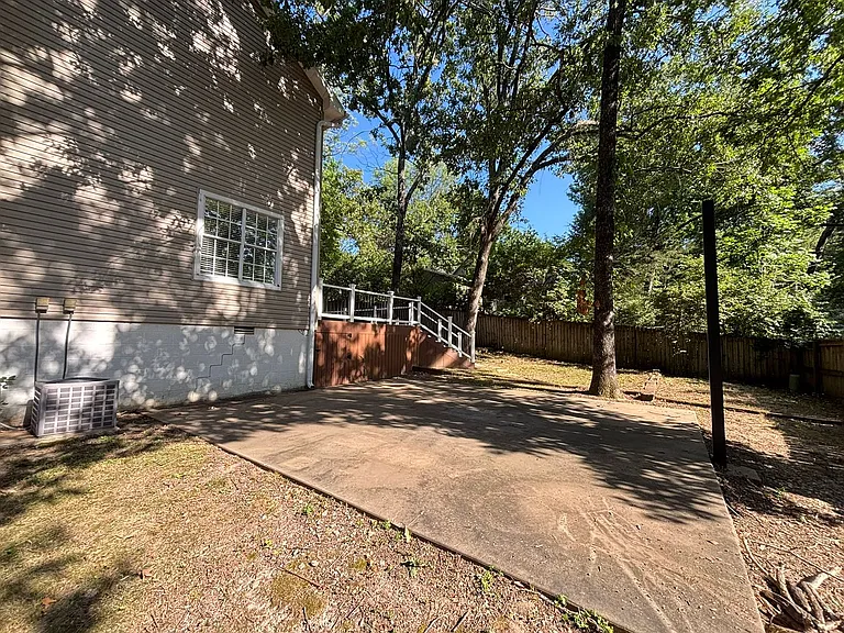 1823 W Berry St — Photo 25